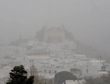 Το χιόνι «κάλυψε» και την Πάρο (φώτο-βίντεο)